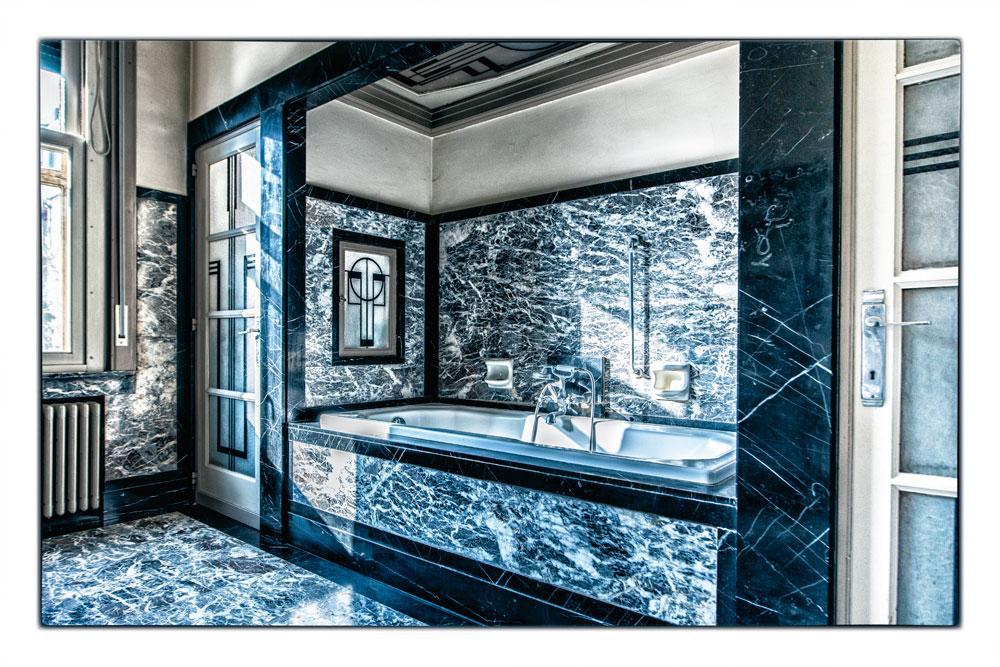 La maison Aernout abrite une splendide salle de bains entièrement marbrée.  Le type de marbre en question s'apparente à du 
