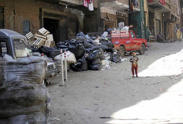  Dans les faubourgs du Caire, la pauvreté est criante. 