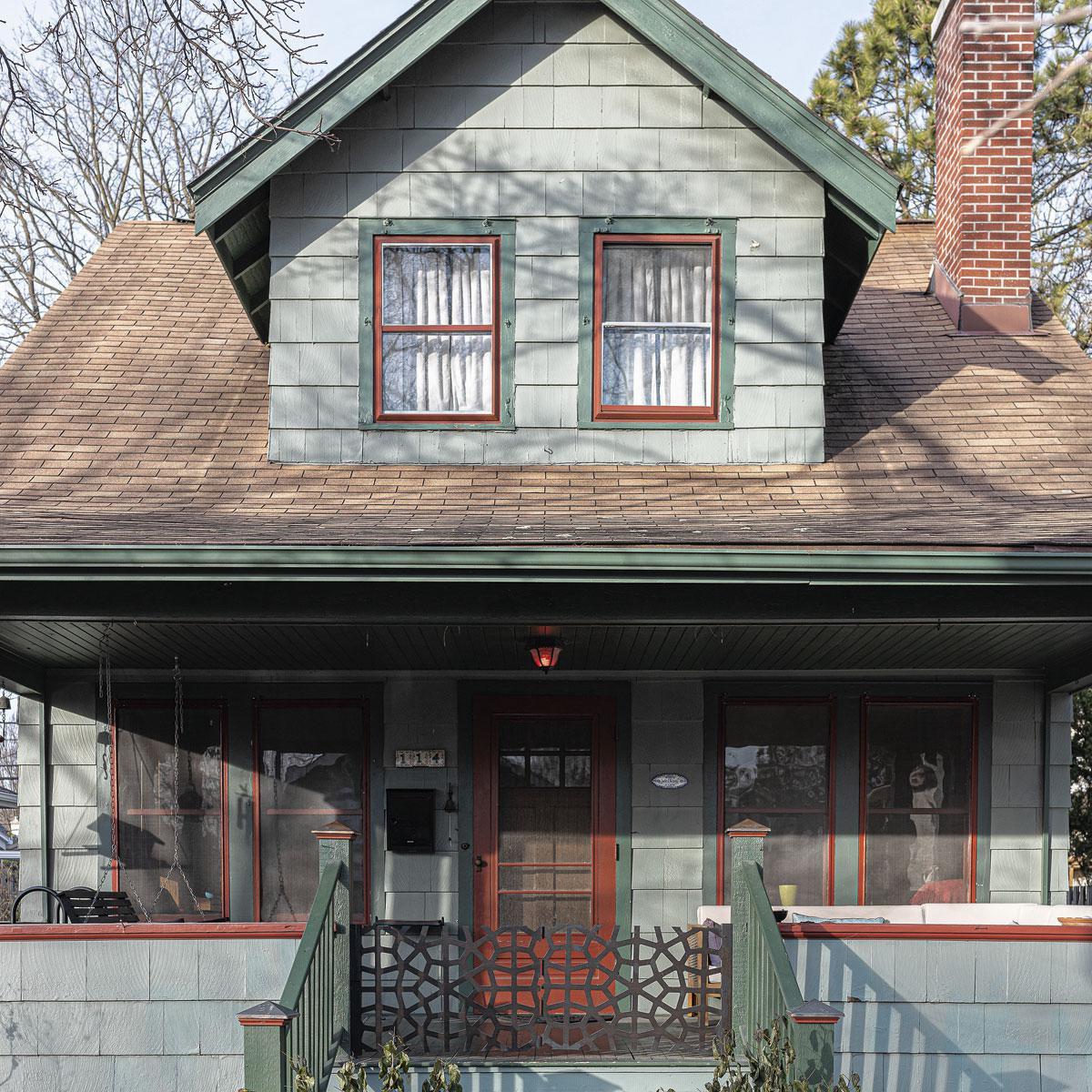 De woning uit 1932 van de Nederlands-Amerikaanse Annemarie Toebosch (meer op knackweekend.be) in Ann Arbor, Michigan heeft de archetypische front porch. Het is een Sears kitwoning, maar de buitenmuren werden ondertussen geschilderd (de oorspronkelijke versie was donkerbruin).