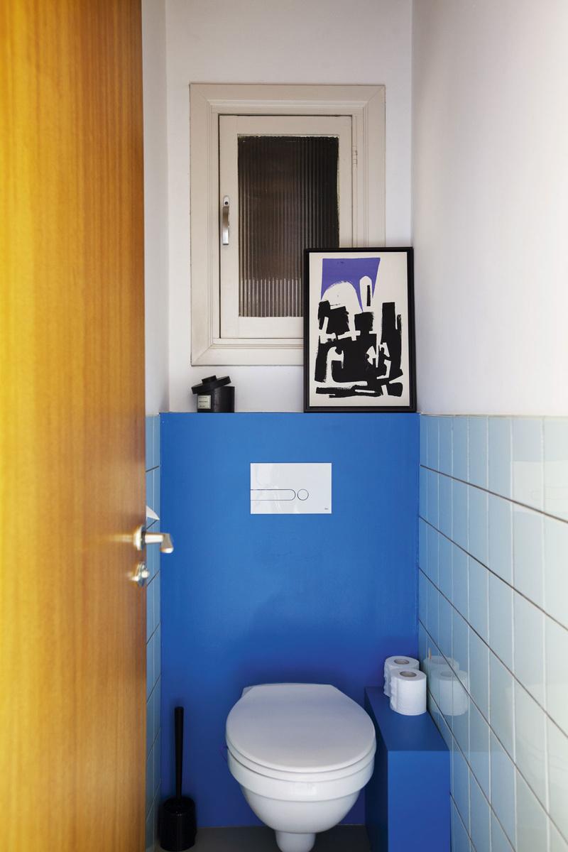 De felblauwe muur is een verwijzing naar kunst van Donald Judd. Het kunstwerk in het toilet is een tweedehandsvondst van een vlooienmarkt in Parijs.