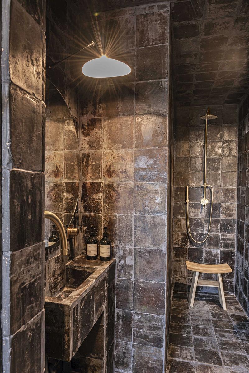 De badkamer met handgemaakte terracottategels.