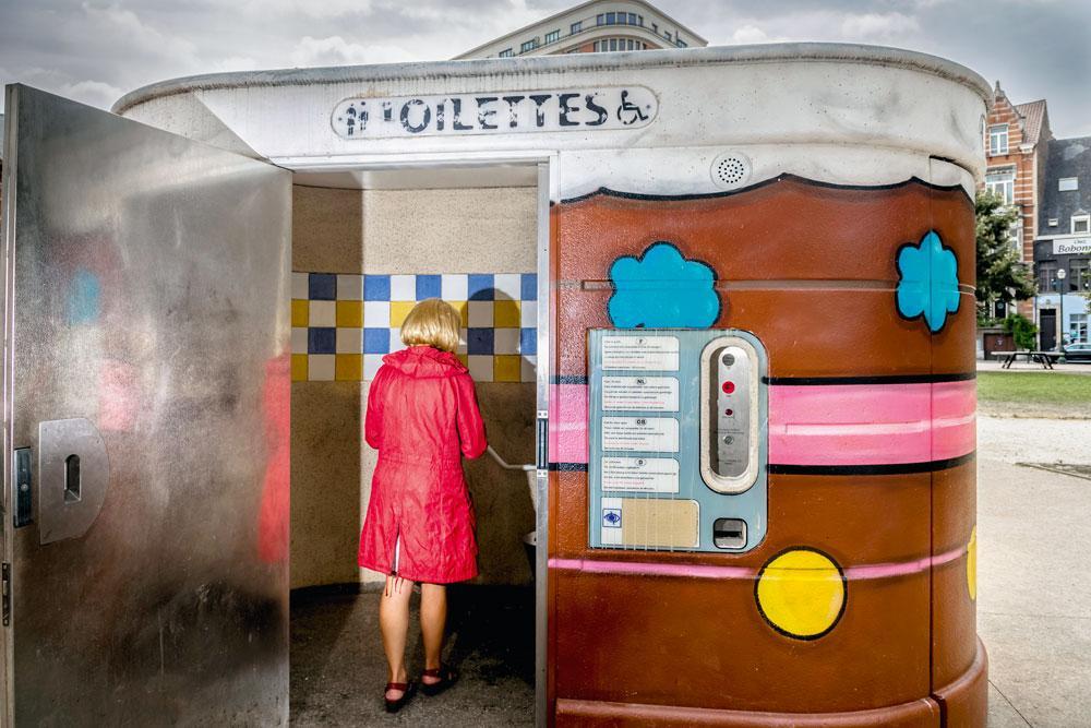 Le manque de toilettes publiques pour femmes, gratuites et entretenues, réduit le temps passé par celles-ci dans l'espace public.