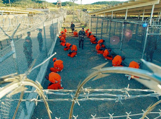 Le Patriot Act américain, vanté par Bart De Wever, est connoté négativement, notamment en raison du camp de Guantanamo, à Cuba, hors de toutes les conventions internationales. 