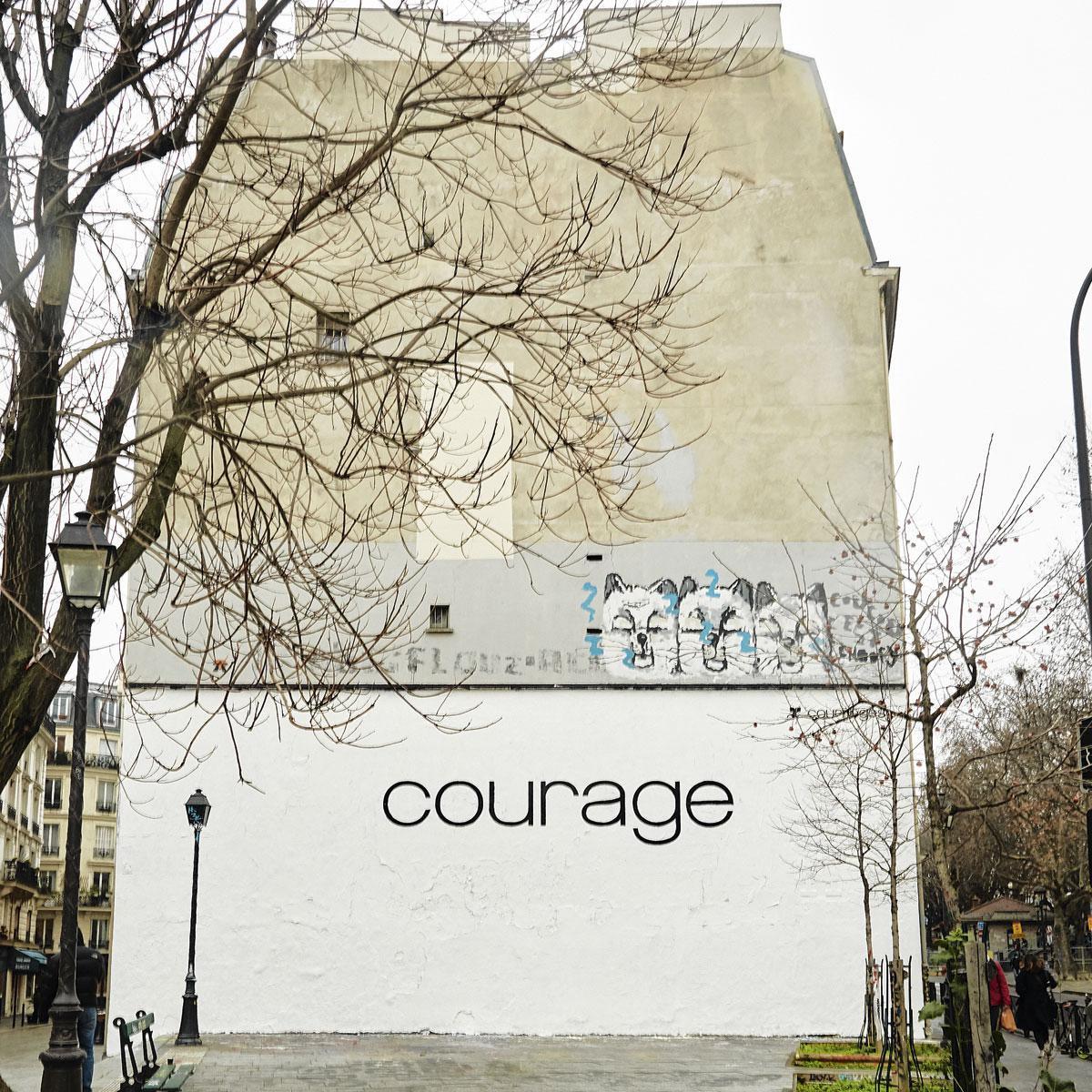'Courage' of moed, geschilderd op een witte muur, begin januari 2021. 'Een boodschap van hoop en dromen', in een typografie gevonden in de archieven, op een bobslee uit 1973.