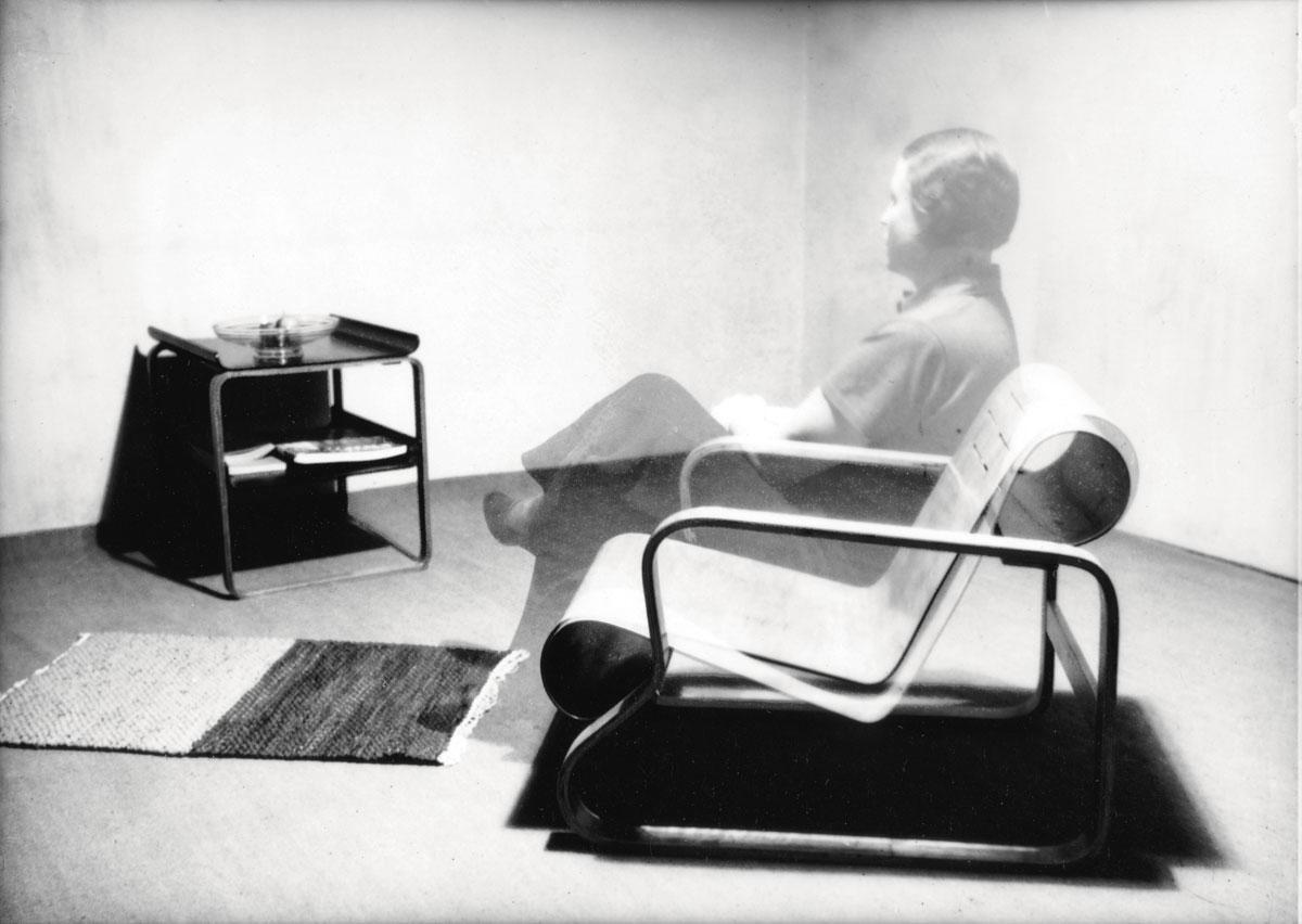 In het auditorium van het Paimio Sanatorium konden tbc-patiënten herstellen in een voor hen speciaal ontworpen stoel.