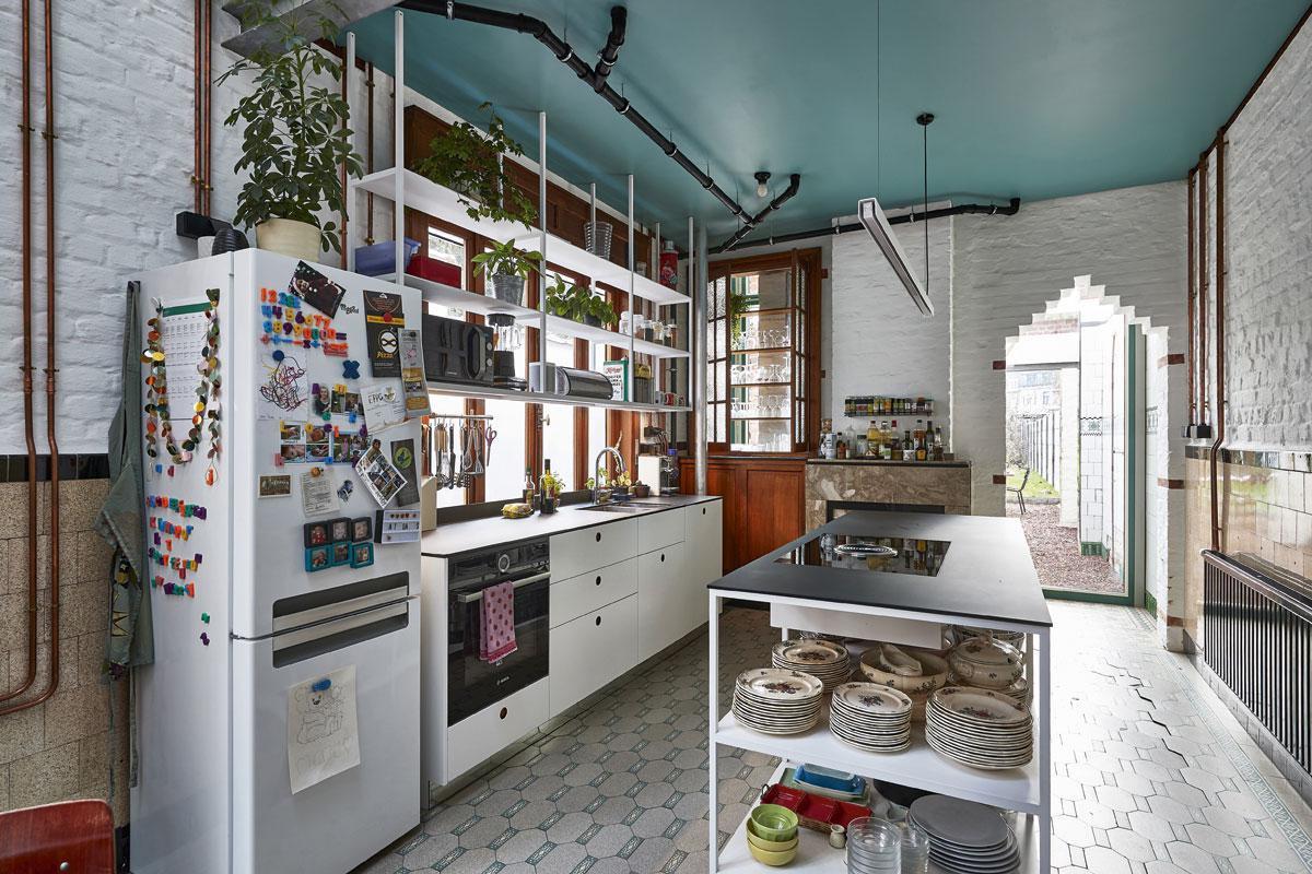 Het azuurblauw van het plafond is geïnspireerd op de authentieke keukenvloer.