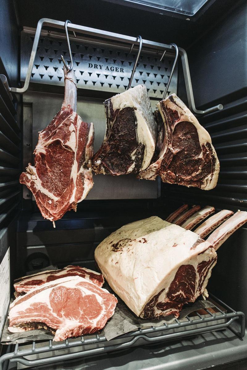 Dry-aged vlees rijpt in een koele, droge omgeving.