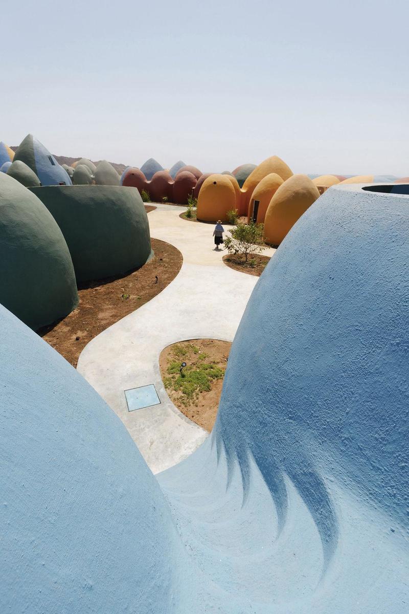 Majara, de kleurrijke blikvanger van het project, is een ode aan de Iraans-Amerikaanse architect Nader Khalili. Hij bedacht deze vorm en techniek voor de eerste nederzettingen op de maan en Mars.