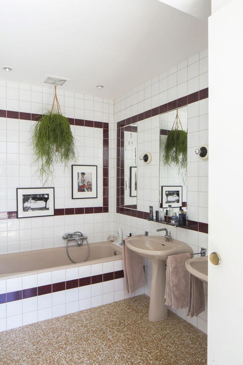 De wandtegels en het roze sanitair van Villeroy & Boch in de badkamer zijn origineel.