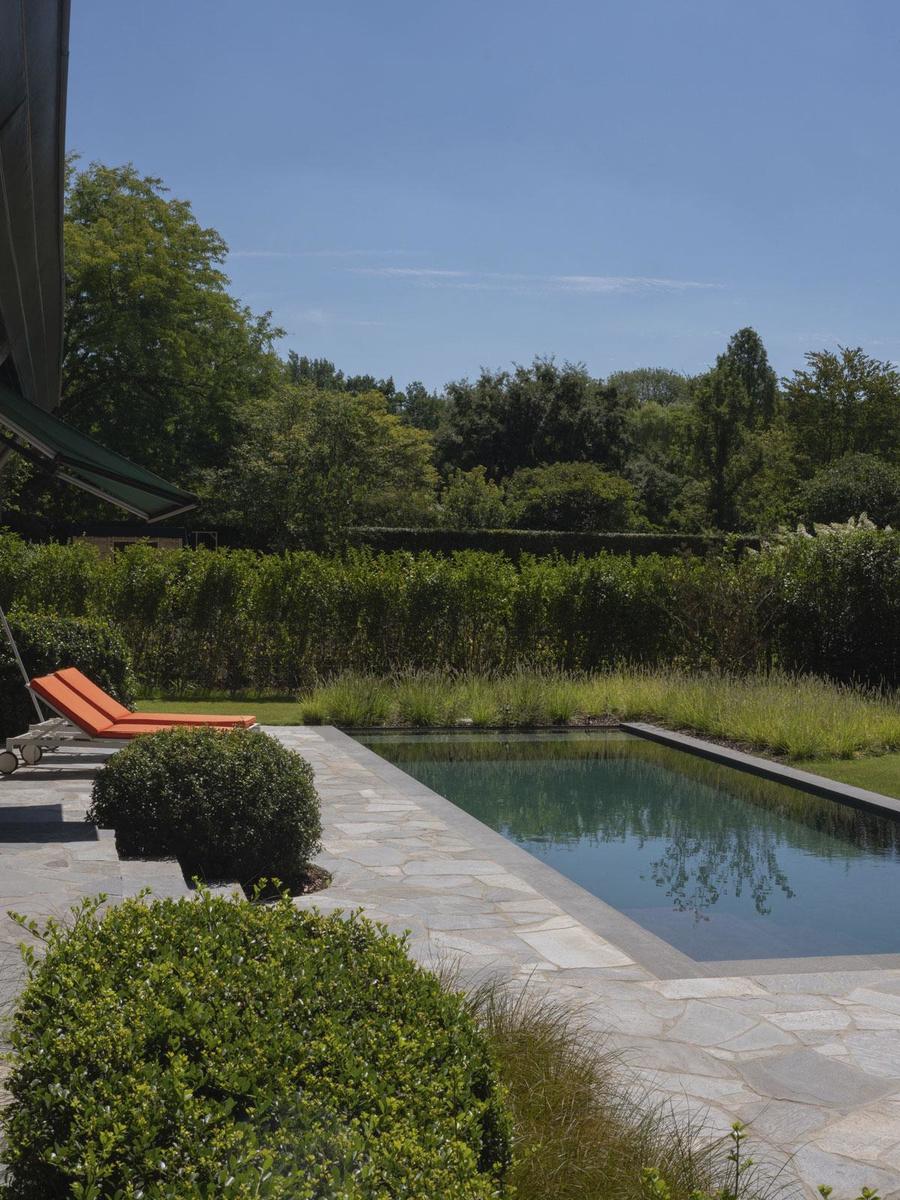 Een heraangelegde tuin en een nieuw zwembad met vintage flagstones in James Bond-stijl was een must voor Isabel.
