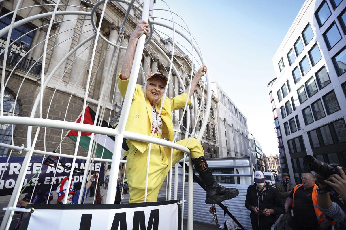 Vivienne Westwood in een gigantische vogelkooi. Een protestactie voor Julian Assange in Londen, op 21 juli vorig jaar.
