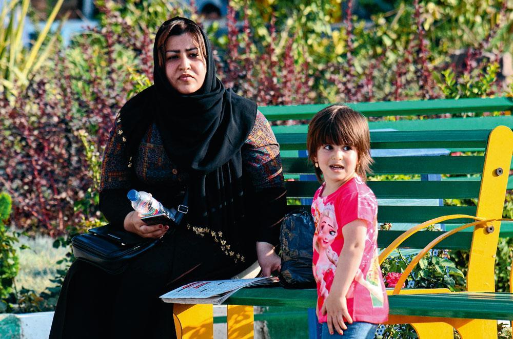 Après avoir enchaîné les jobs précaires, Sepideh (ici, avec sa fille) cherche en vain un emploi stable.