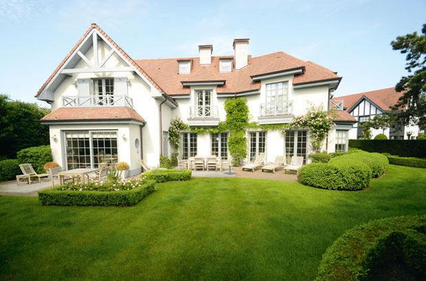Un luxe qui a un prix...Pour louer une villa au coeur du Zoute, comptez entre 15000 et 18000 euros pour les mois d'été.