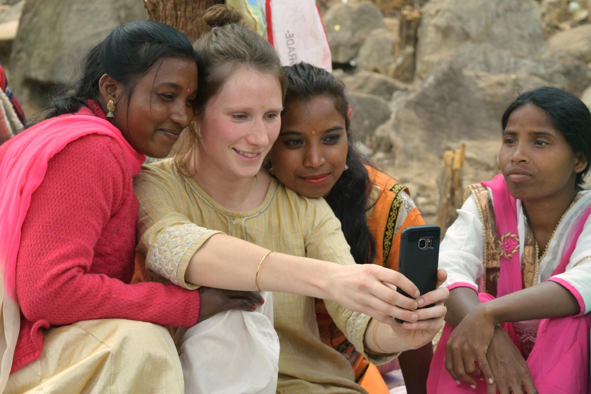 Sisiliya Tuti (l.) neemt een selfie met een klant van Solid en collega's