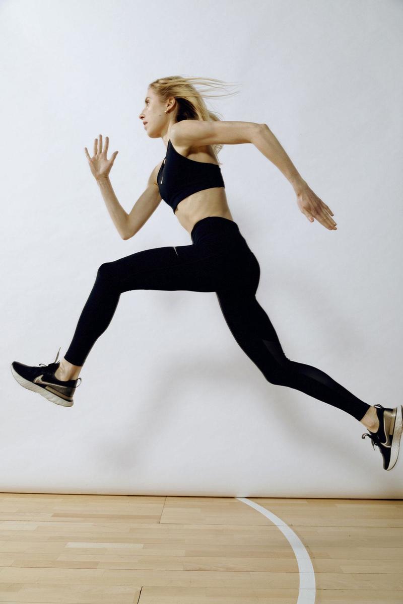 Zwarte sportbeha en bijbehorende legging, Nike bij A.S. Adventure. Zwarte loopschoenen, Nike (van Elise).