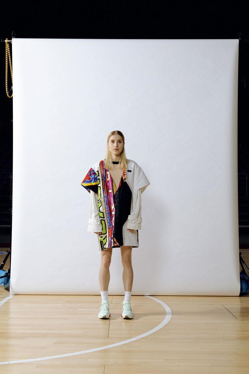 Witte oversized jersey jurk met patchwork van geplisseerd satijn, Louis Vuitton. Sokken, Decathlon. Sneakers, Nike bij Avenue.