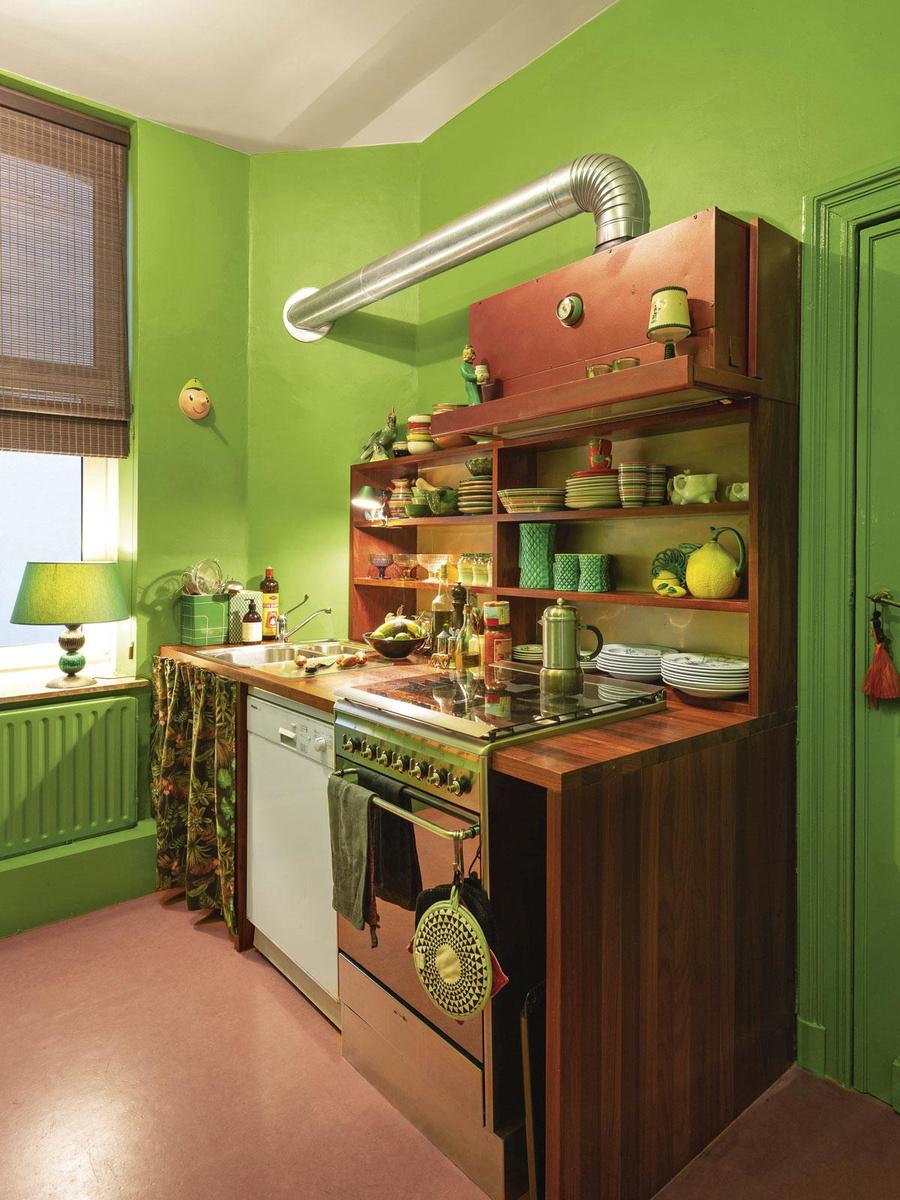 De keuken dankt zijn groene kleur aan de glazen handvatten.