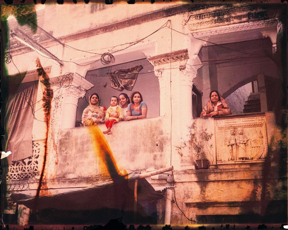 Une famille à sa fenêtre au centre-ville. Photographier au Polaroid permet d'offrir directement le cliché et rend le contact avec la population plus facile.