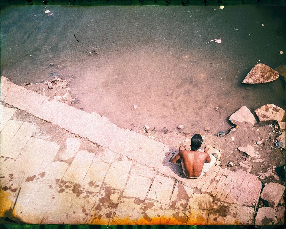 Moment de méditation au bord du Gange. Le fleuve est tenu pour sacré par les hindous, qui viennent s'y laver de leurs péchés et disperser les cendres de leurs défunts.