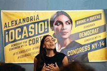Alexandria Ocasio-Cortez défend des idées de gauche, comme une couverture sociale pour tous ou l'université gratuite.