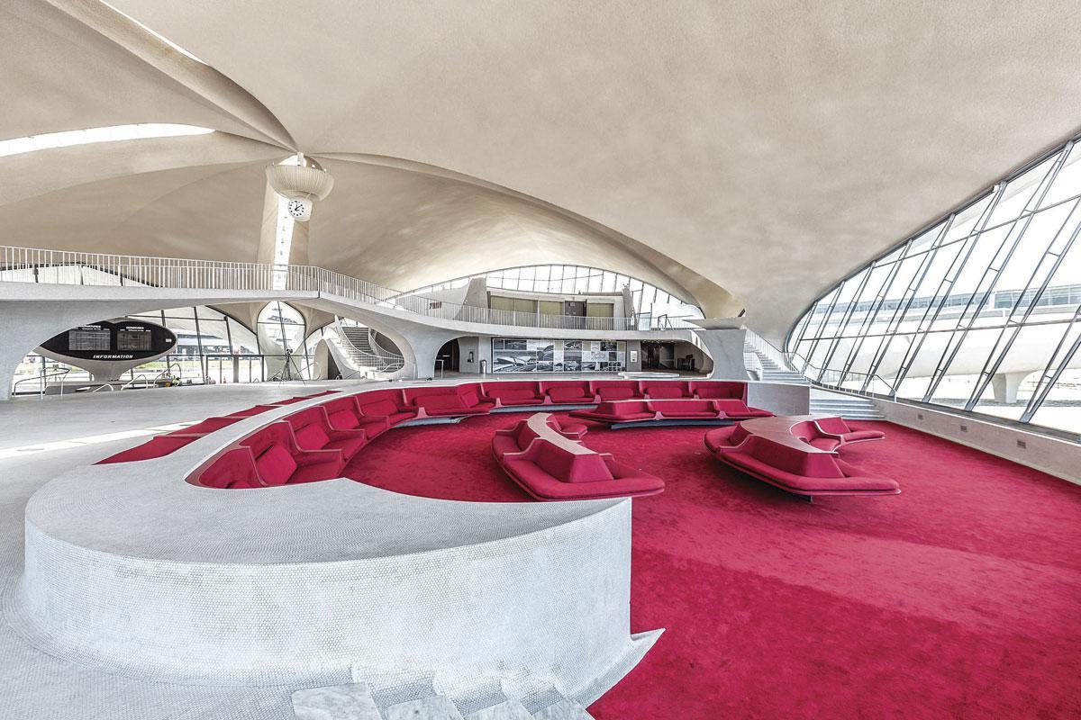 De indrukwekkende zitkuil in de terminal van het John F. Kennedy International Airport is een ontwerp van Eero Saarinen.