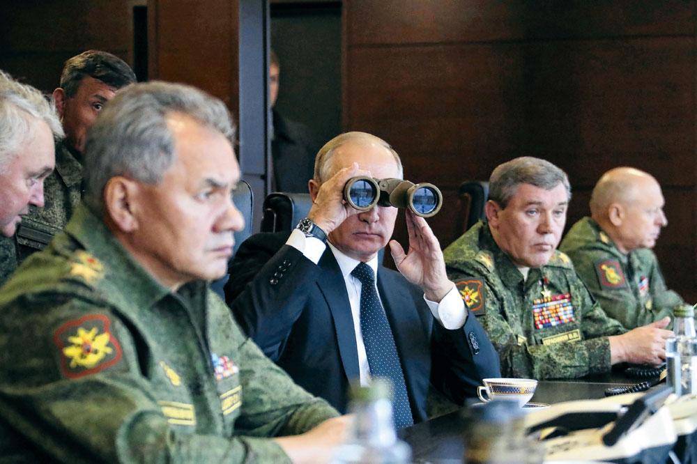 Le ministre de la Défense russe (à g.) au côté du président Poutine, lors de l'exercice militaire Zapad, en septembre 2017, dans la région de Saint-Pétersbourg.