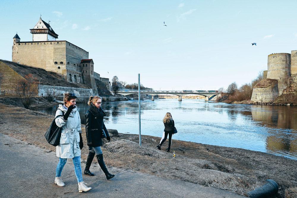 Convoitée depuis le xiiie siècle par la Russie (à g.), Narva, en Estonie (à dr.), se sent vulnérable.