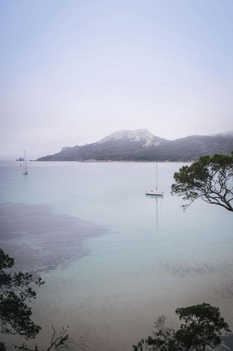 Een van de redenen waarom Porquerolles geliefd is bij toeristen: de mooie baaien.