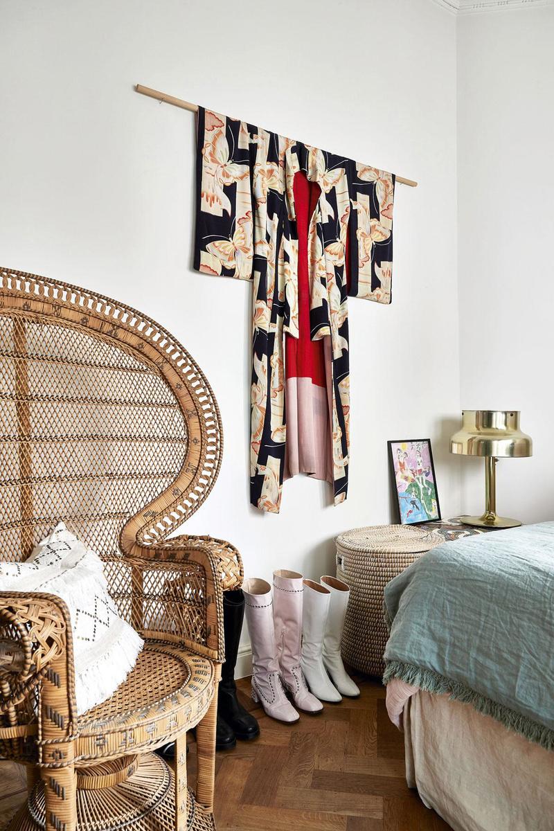 In de slaapkamer zorgt de vintage Emmanuelle-stoel voor een subtiele boho toets. Hoewel de kimono - een souvenir uit Parijs - wel degelijk een kledingstuk is, koos Morgane ervoor om hem als wanddecoratie te gebruiken.