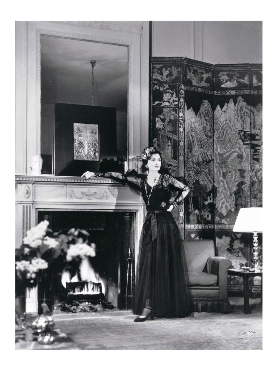Gabrielle Chanel in een campagne voor N°5 in Harper's Bazaar in 1937.