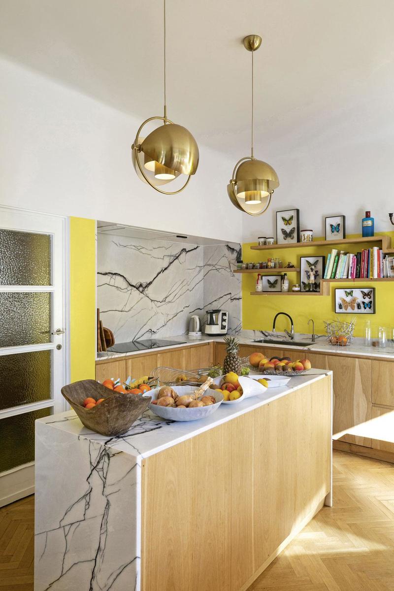 De keuken is ontworpen door Edgar Architecture, de marmeren plaat werd gekozen door de eigenaar. Boven het buffet hangen Multi-Lite-lampen, een heruitgave van een ontwerp van Louis Weisdorf uit 1972.