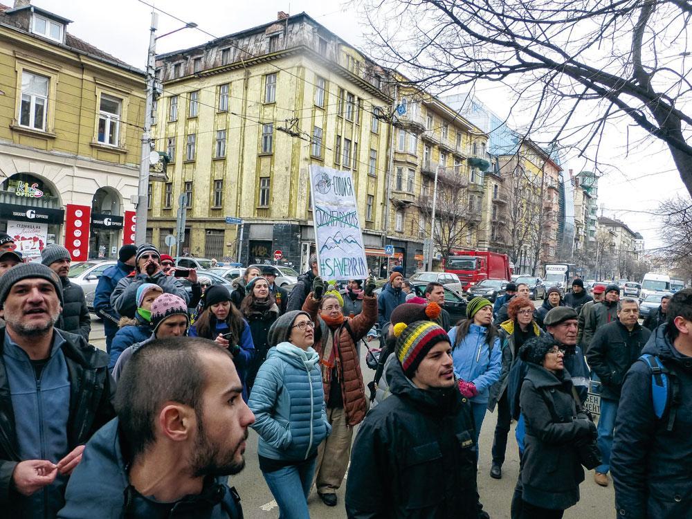 Manifestation à Sofia devant le ministère de l'Environnement contre la bétonisation du massif du Pirin.
