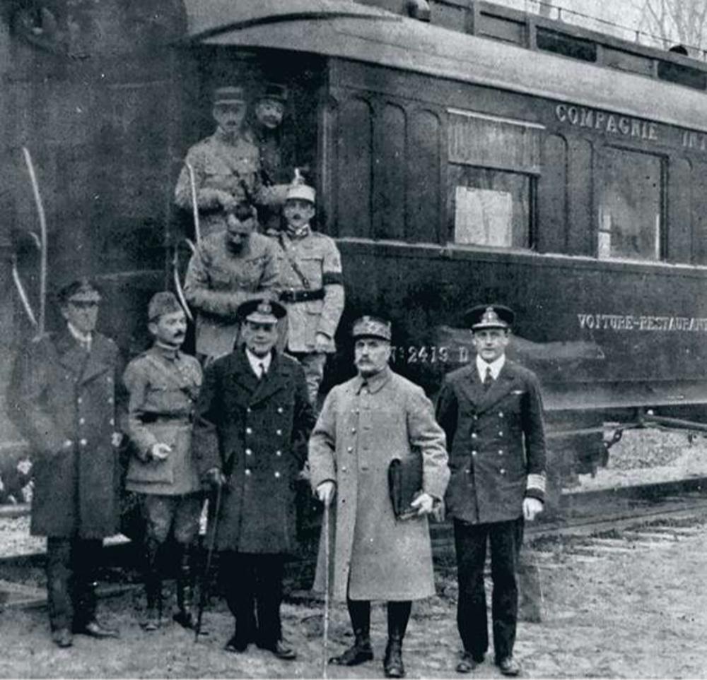 Le général Weygand, l'amiral anglais Wemyss et le maréchal Foch après la signature de l'armistice.