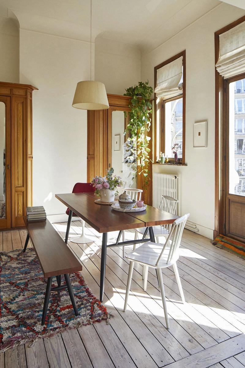 In de eetkamer een tafel en bank van Pirkka Tapiovaara, stoelen van Hay en een Tulip-stoel van Knoll.