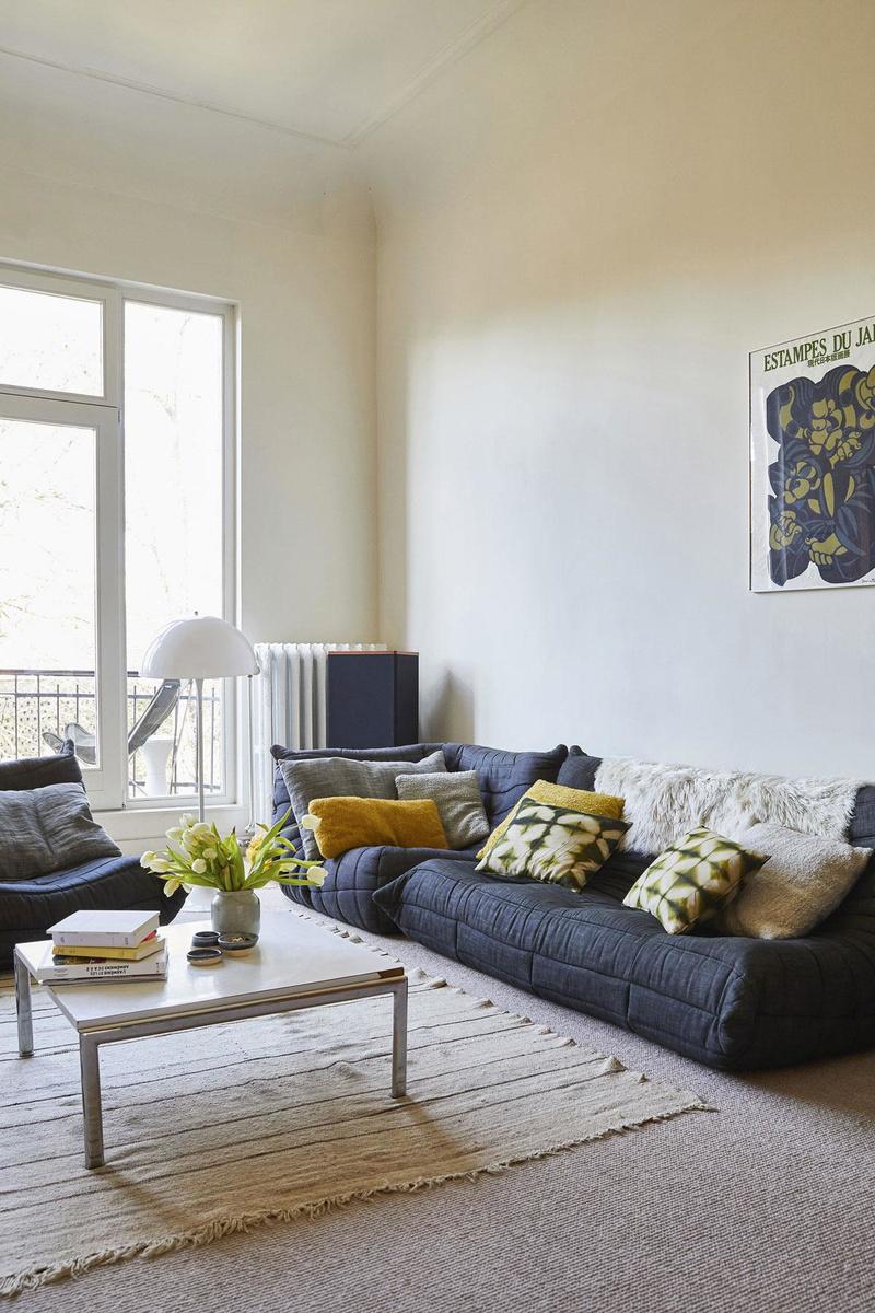 In de woonkamer staan Togo-fauteuils van Ligne Roset; de Japanse affiche aan de muur is een reissouvenir.