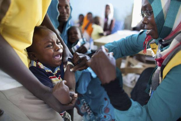 Un enfant reçoit un vaccin contre la méningite dans un camp à l'est du Darfour, dans le cadre d'une campagne de vaccination organisée par le gouvernement du Soudan et par l'OMS, 2012.
