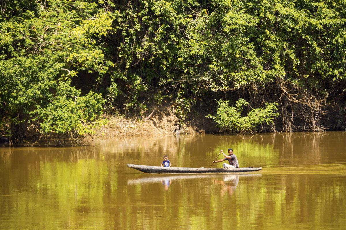 Op de rivier de Rewa, aan de rand van het Amazoneregenwoud, is de uitgeholde boomstam een courant vervoermiddel.