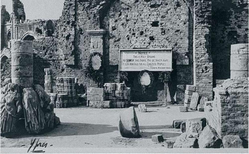 Le panneau placé, en 1919, devant les ruines des halles par le lieutenant-colonel canadien Henry Beckles Willson.