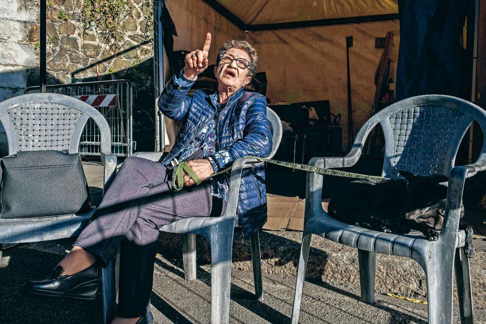 Pina Bonetti, 81 ans se rend chaque jour au presidio, à proximité du lieu de l'accident, où les déplacés se retrouvent.