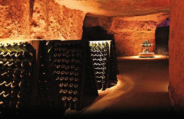 Dans les caves de la maison Ackerman, à Saumur. Au fil des sept kilomètres de galeries creusées dans le tuffeau, des millions de bouteilles s'affinent.