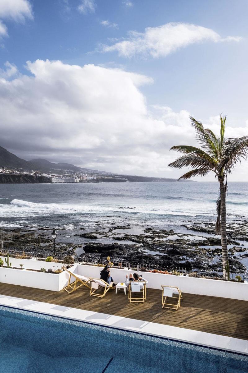 Het uitzicht aan het zwembad van designhotel Punta Paradiso.