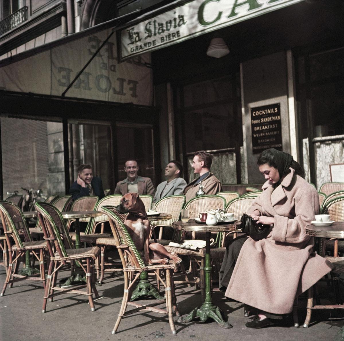 De rotan bistrostoel was in de vroege 20ste eeuw niet weg te denken uit Franse cafés. De bekende Hongaars-Amerikaanse fotograaf Robert Capa levert het bewijs met dit beeld van het bekende Café de Flore in Parijs.