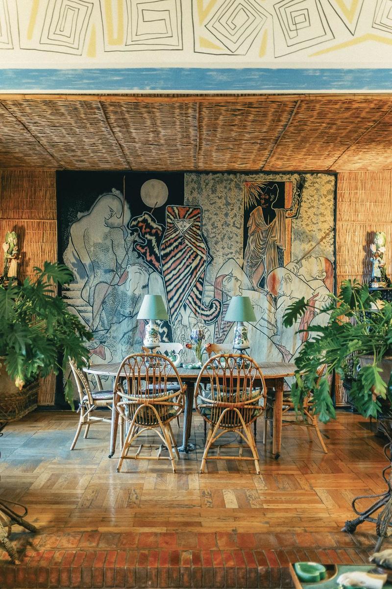 Madeleine Castaing ontwierp deze rotan eetkamer, -tafel en -stoelen voor Villa Santo Sospir, het vakantiehuis van Francine en Alec Weisweiller, de mecenassen van onder meer Jean Cocteau.