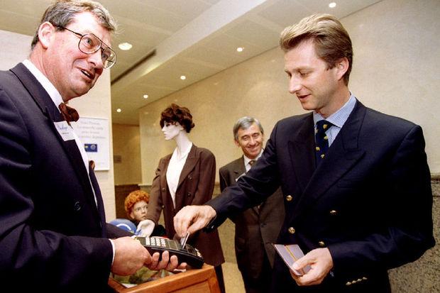 Le Prince Philippe inaugurait le système de paiement Proton en juin 1995.
