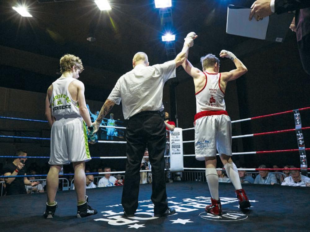 L'heure de la victoire. Killian remporte son combat lors du gala pugilistique de Châtelineau, organisé par son club, le Boxing Club Garcia (avril 2018).