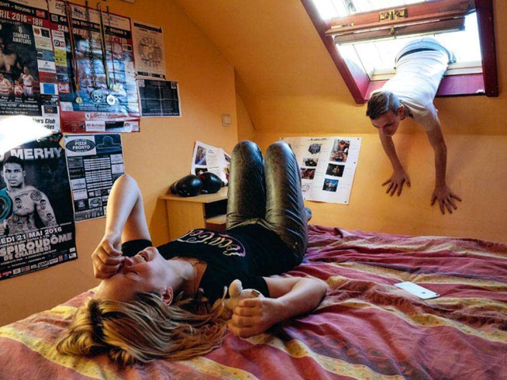 Récréation. Killian montre à Karolyne, sa petite copine, comment se glisser dans sa chambre par la fenêtre de toit (octobre 2017).