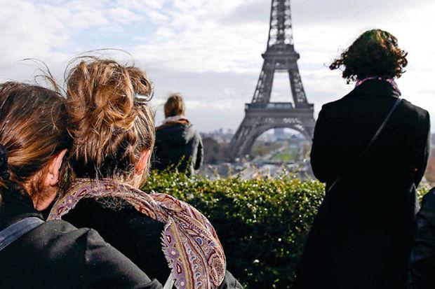 16 novembre 2015. Les Parisiens observent une minute de silence, en hommage aux victimes des attentats commis trois jours plus tôt dans la capitale
