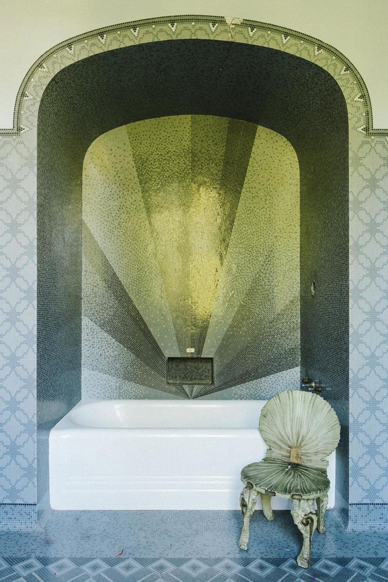De art-deco- badkamer met mozaïektegels, nagenoeg intact ondanks 80 jaar leegstand.