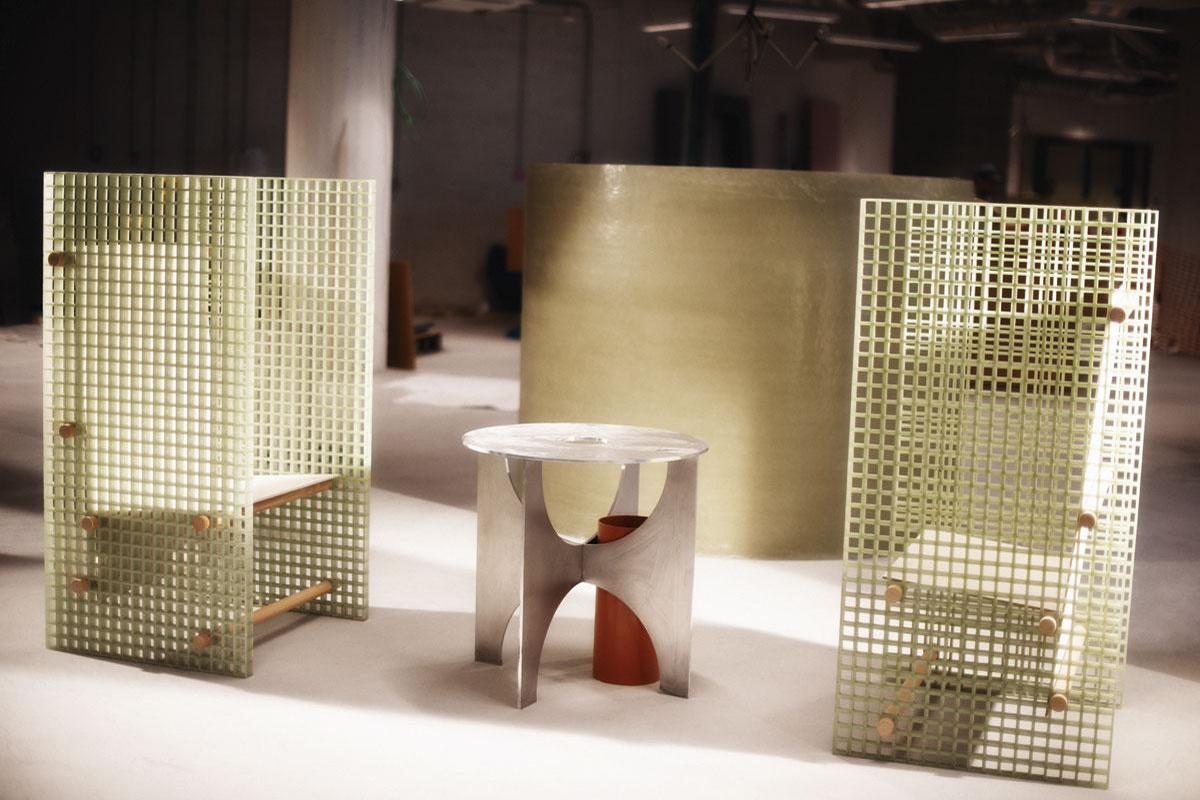 Twee semi-alkoven in glasvezel en een tafel van ruw aluminium ontworpen door FELT.