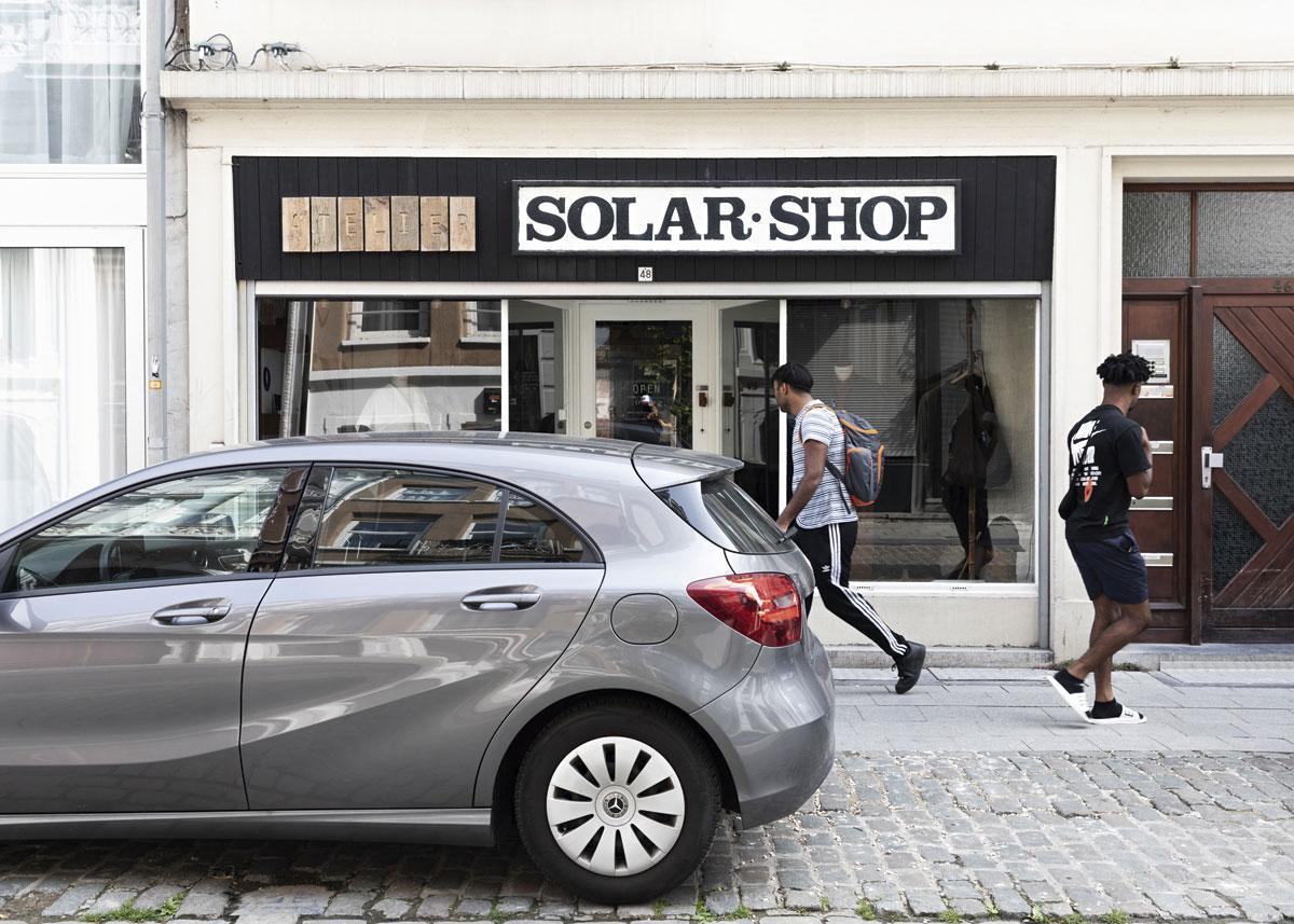 Atelier Solarshop, de winkel van Van Essche en zijn partner Pietro Celestina, in een gewezen zonnepanelenzaak, vlak bij het Antwerpse Centraal Station.